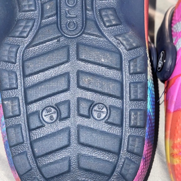 CROCS - fuzzy tie dye - Picture 3 of 3